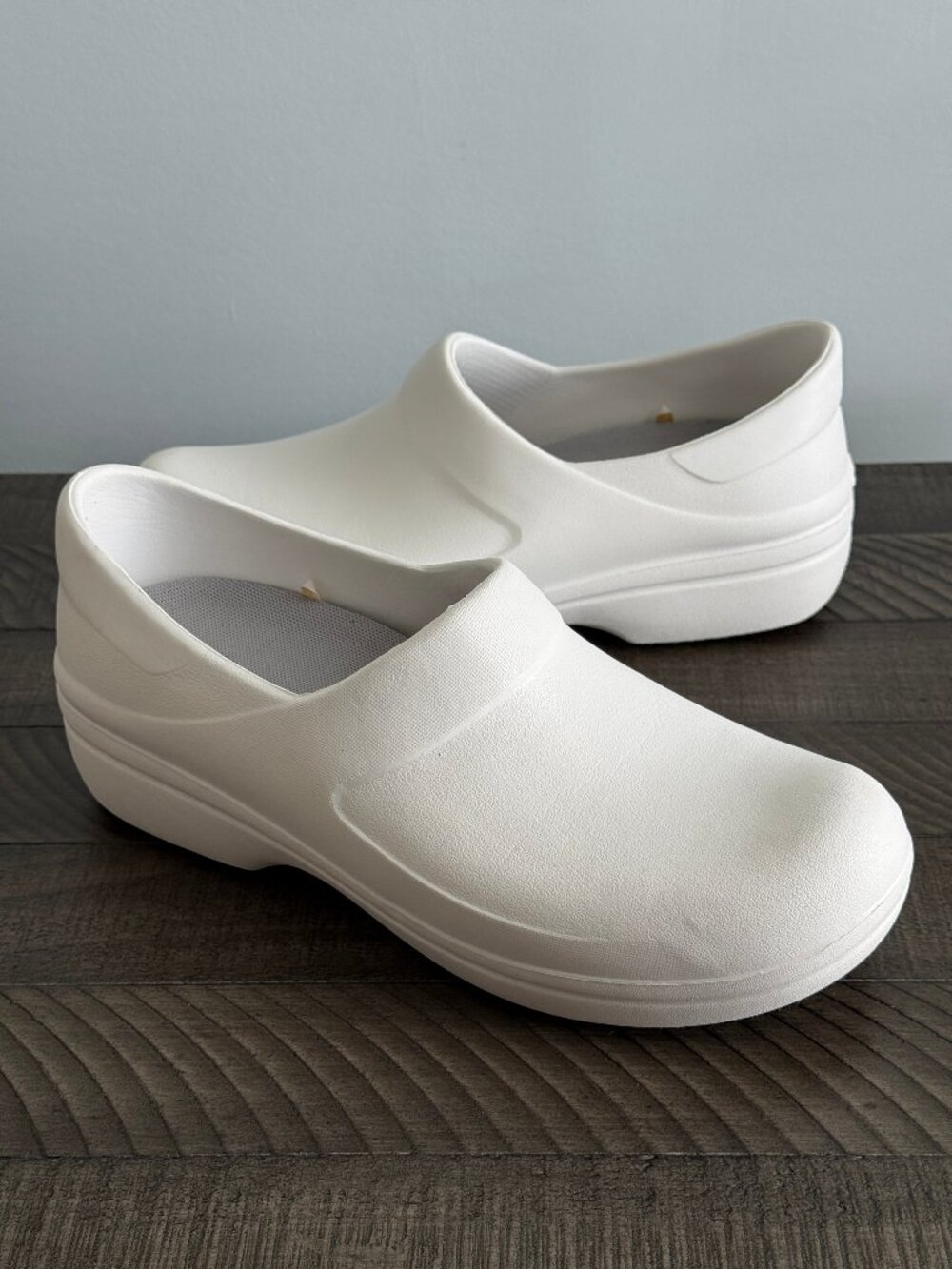 Crocs Women's Neria Pro II Work Clogs White Nurse Slip Resistant Shoes Size 10